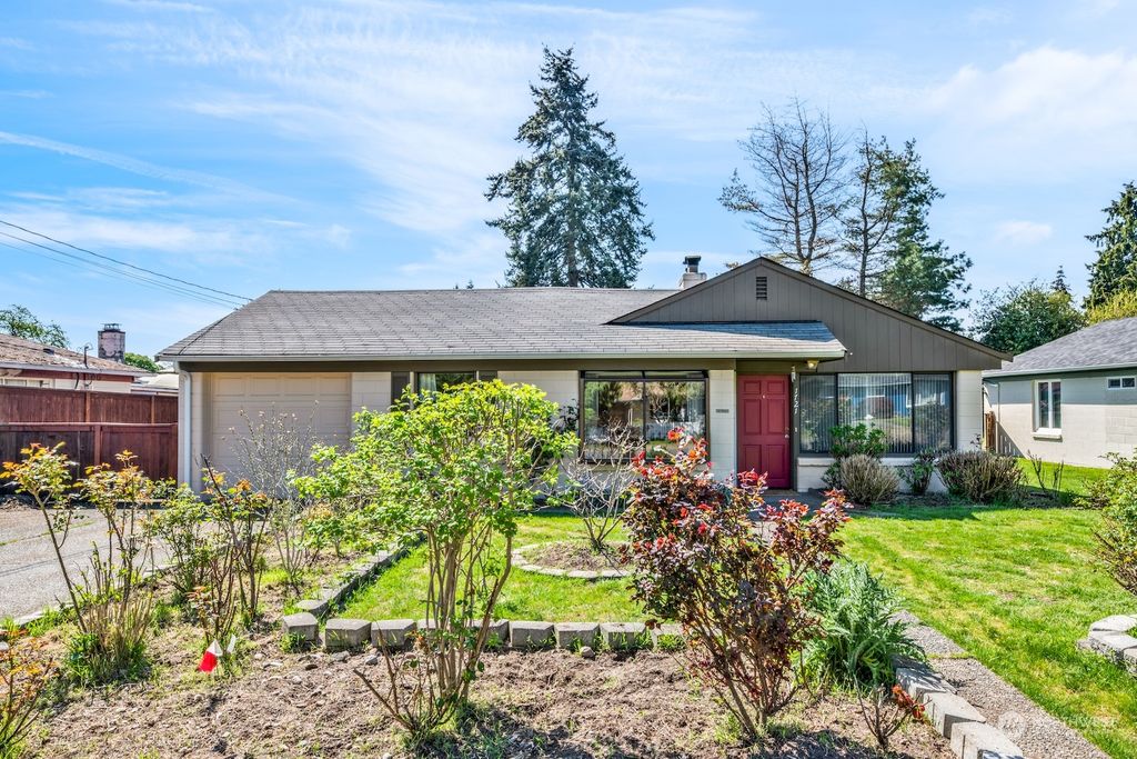 Photo of 1721 NE 136th Street, Seattle, WA 98125 (MLS # 2060929)