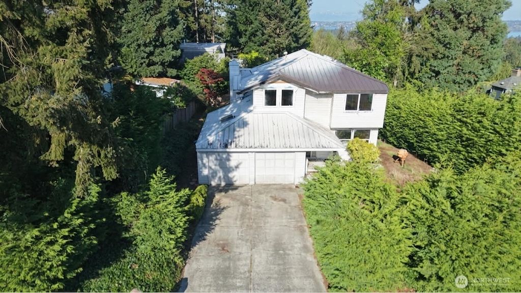 Photo of 2915 98th Avenue NE, Clyde Hill, WA 98004 (MLS # 2514460)