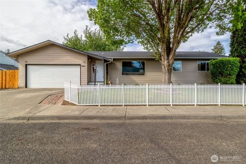 Photo of 304 SW 11th Street, College Place, WA 99324 (MLS # 2512283)