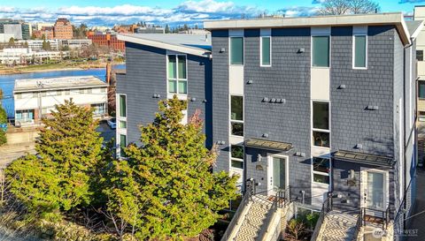 Photo of 3220 Franklin Avenue E, Seattle, WA 98102 (MLS # 2484513)