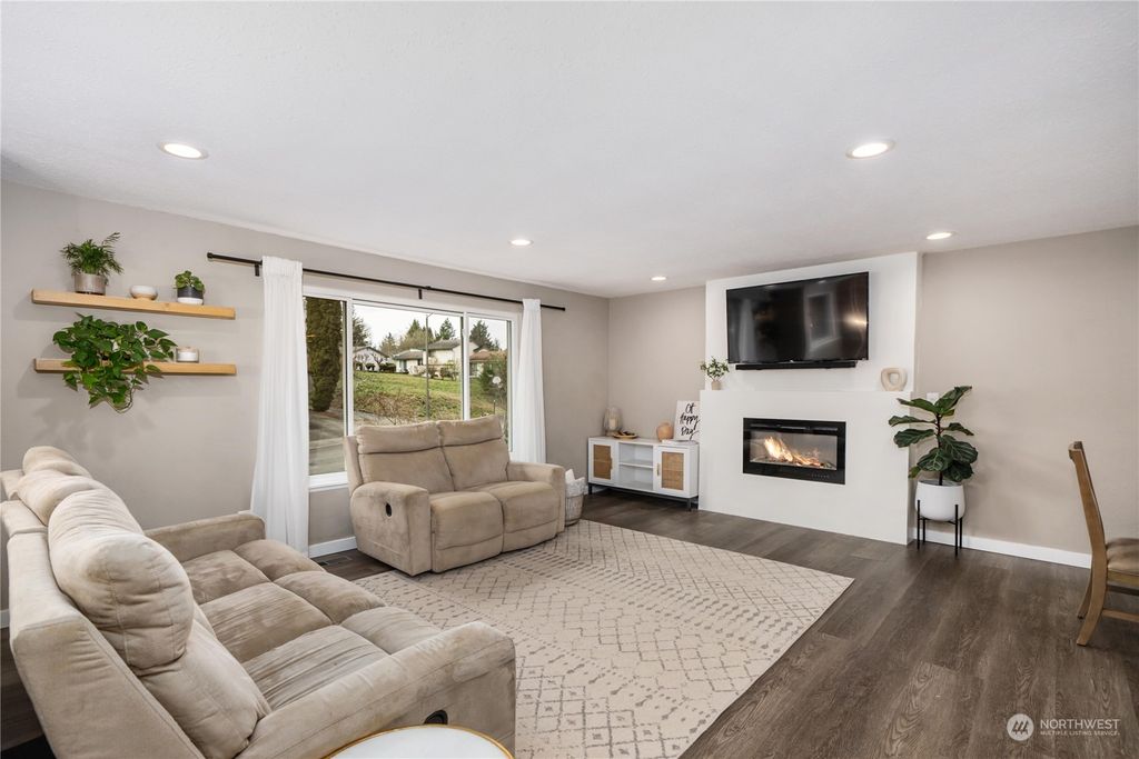 Photo of 11034 SE 186th Place, Renton, WA 98055 (MLS # 2038671)