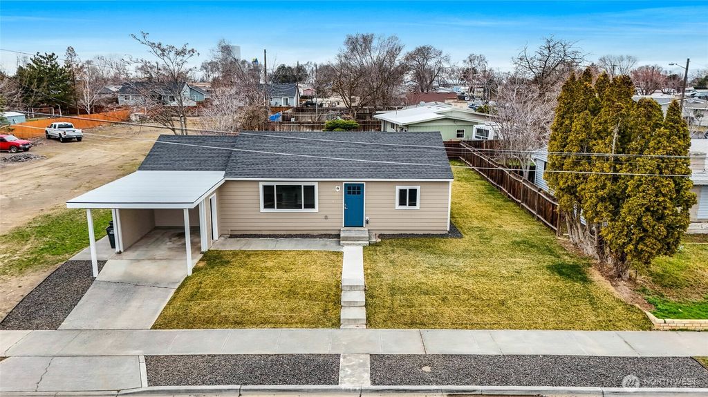 Photo of 3120 W Lakeside Drive, Moses Lake, WA 98837 (MLS # 2489060)