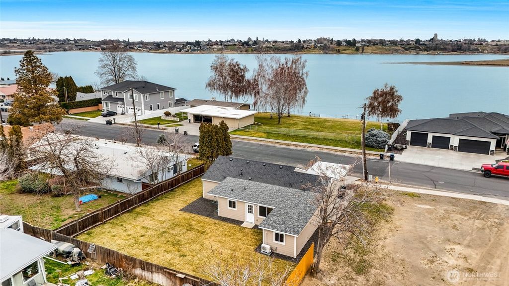 Photo of 3120 W Lakeside Drive, Moses Lake, WA 98837 (MLS # 2489060)