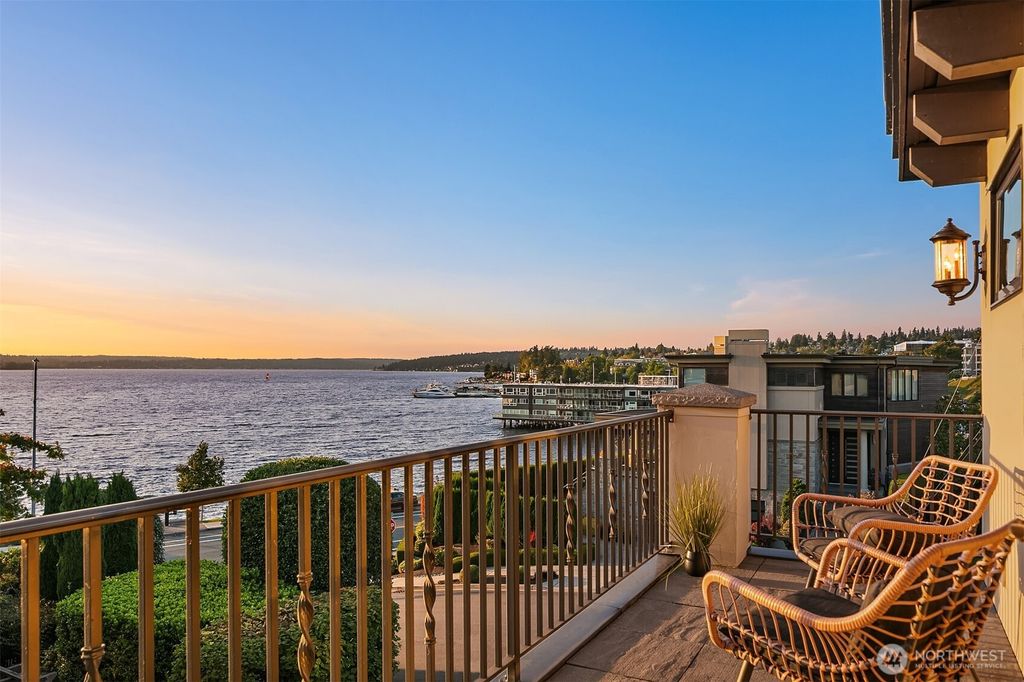 Photo of 701 1st Street S, Kirkland, WA 98033 (MLS # 2434350)