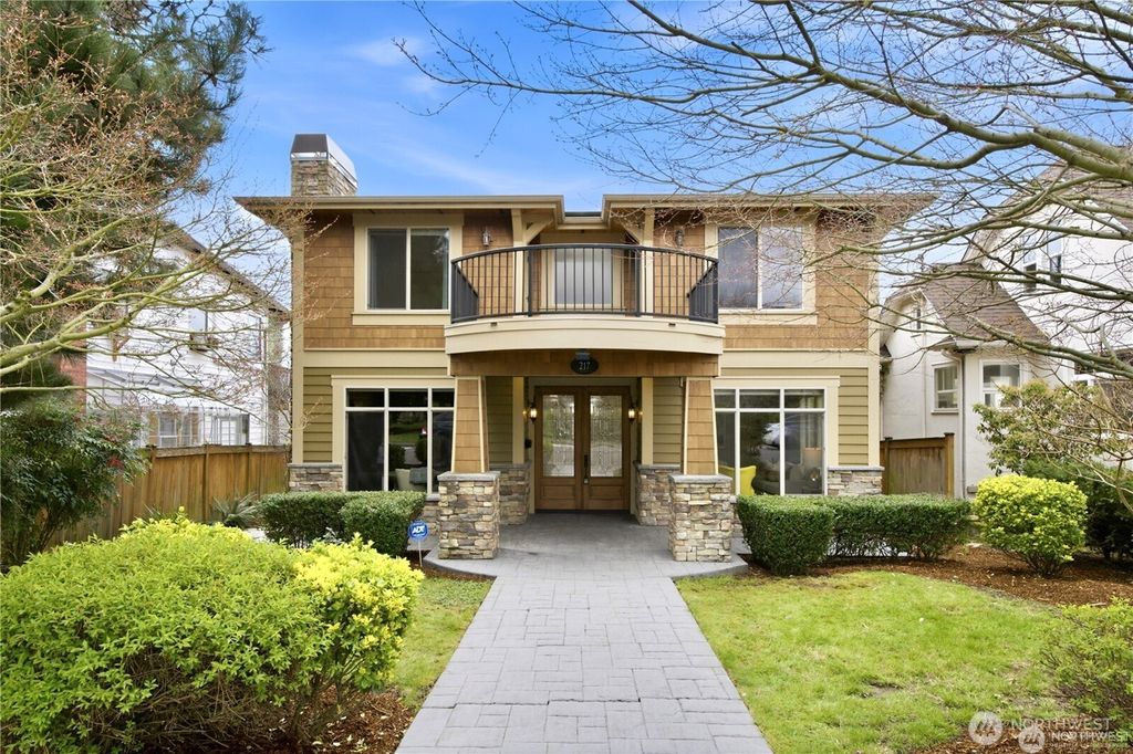 Photo of 217 7th Avenue W, Kirkland, WA 98033 (MLS # 2528370)