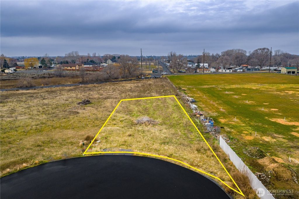 Photo of 9 Valley Road NE #9, Moses Lake, WA 98837 (MLS # 2501799)