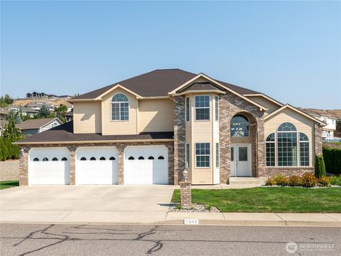 Photo of 1649 Huntwood Lane, East Wenatchee, WA 98802 (MLS # 2429190)