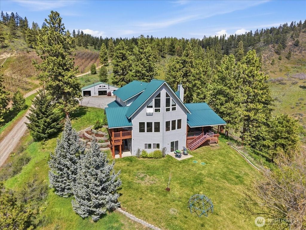 Photo of 2612 Halvorson Canyon Road, Wenatchee, WA 98801 (MLS # 2526568)