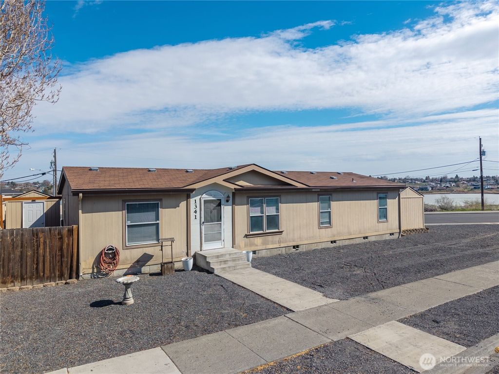 Photo of 1341 W Columbia Avenue, Moses Lake, WA 98837 (MLS # 2509693)