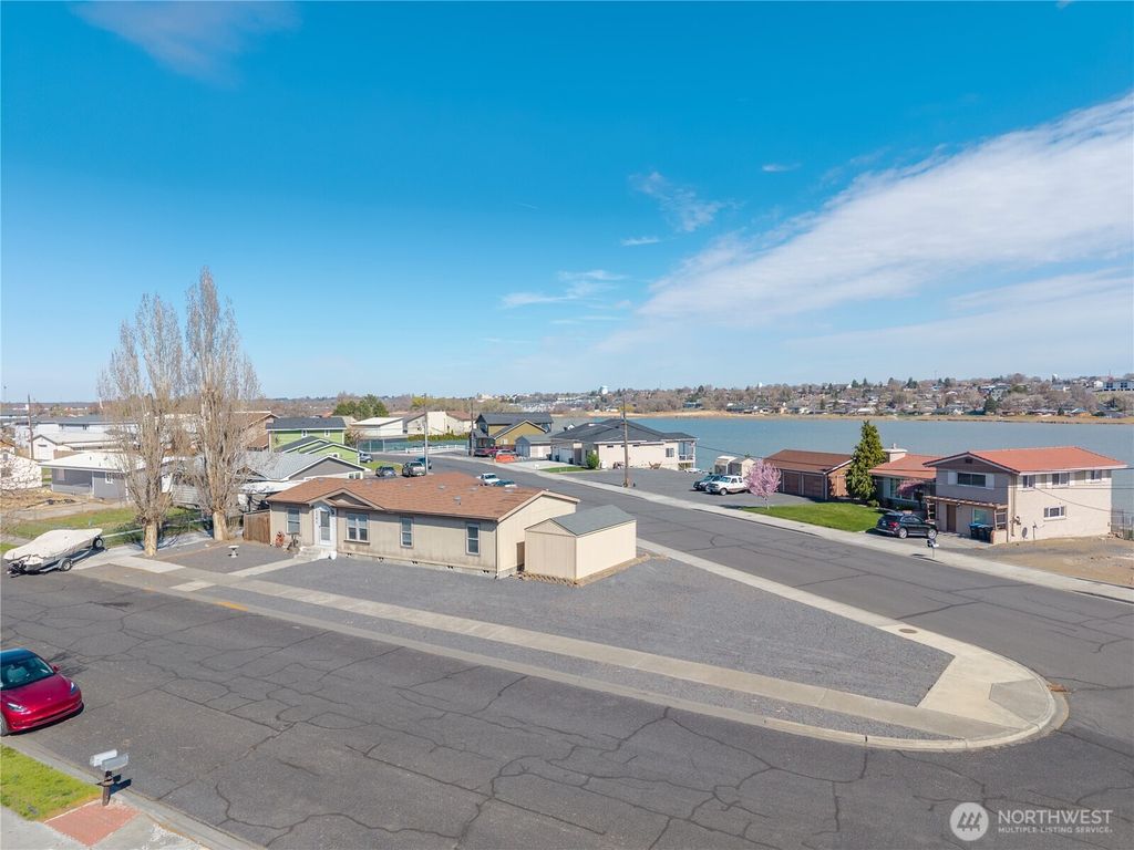 Photo of 1341 W Columbia Avenue, Moses Lake, WA 98837 (MLS # 2509693)