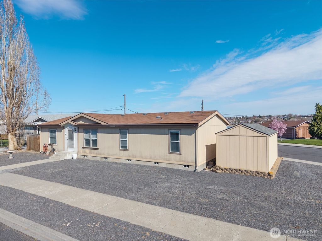 Photo of 1341 W Columbia Avenue, Moses Lake, WA 98837 (MLS # 2509693)