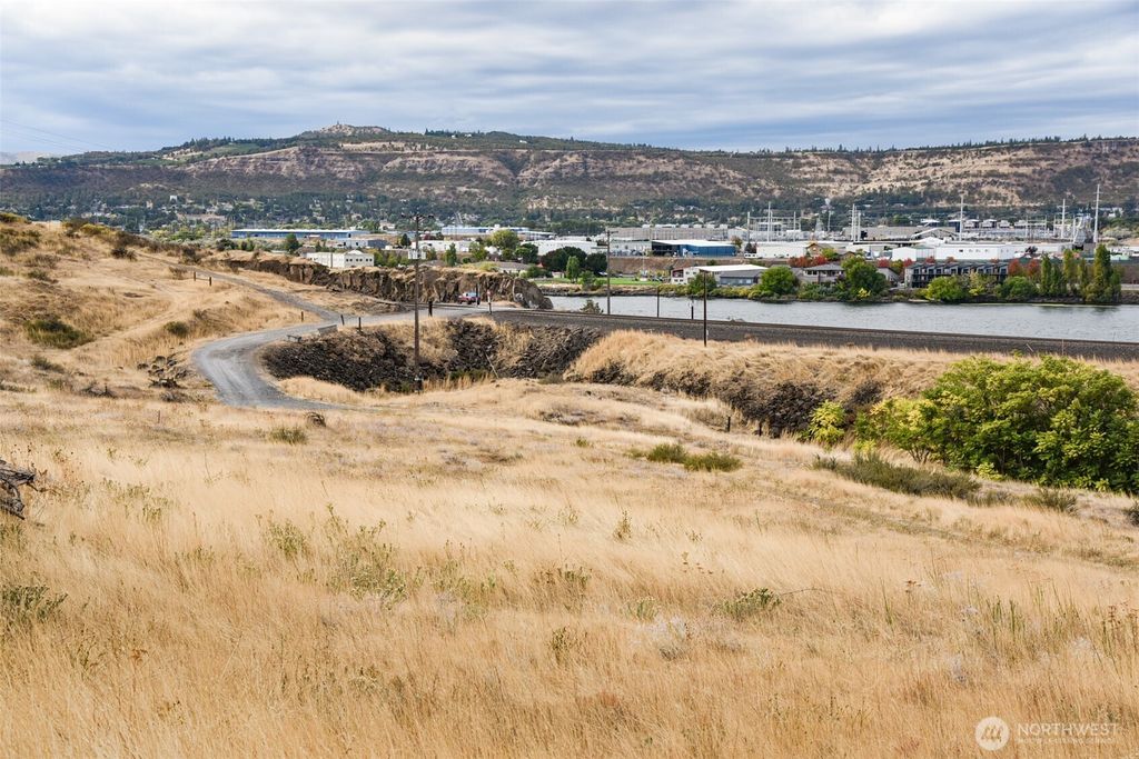 Photo of 715 Garden Lane, Dallesport, WA 98617 (MLS # 2461603)