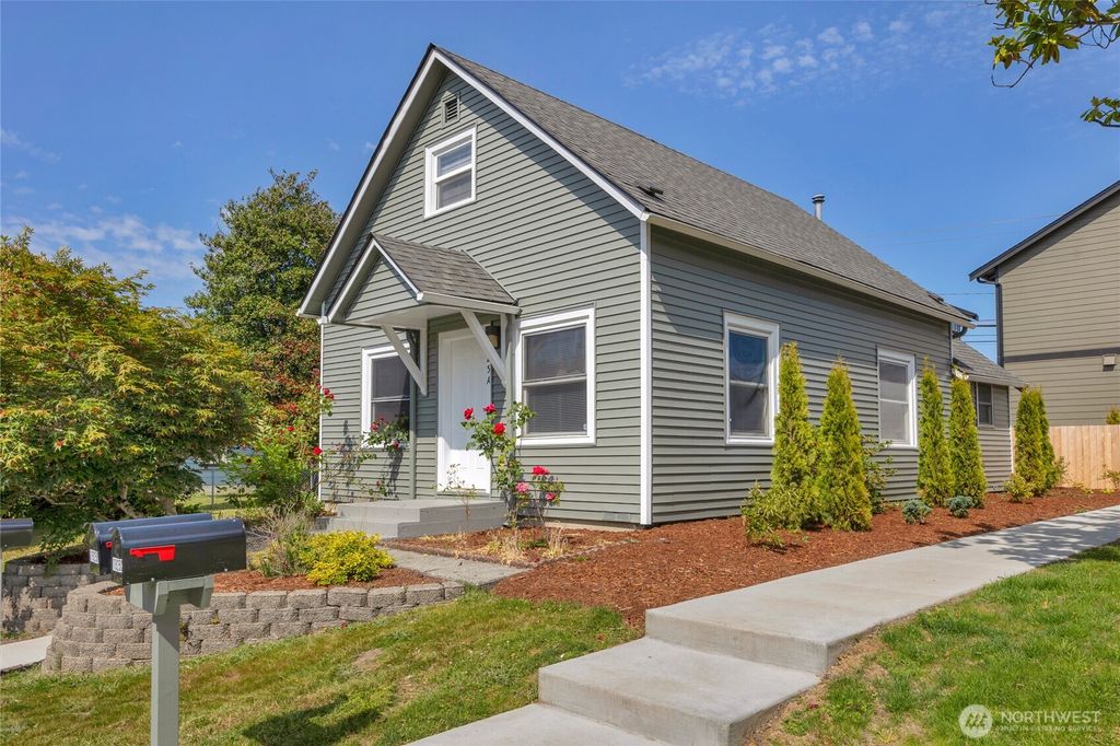 Photo of 1925 Lombard Ave #A, Everett, WA 98201 (MLS # 2395550)