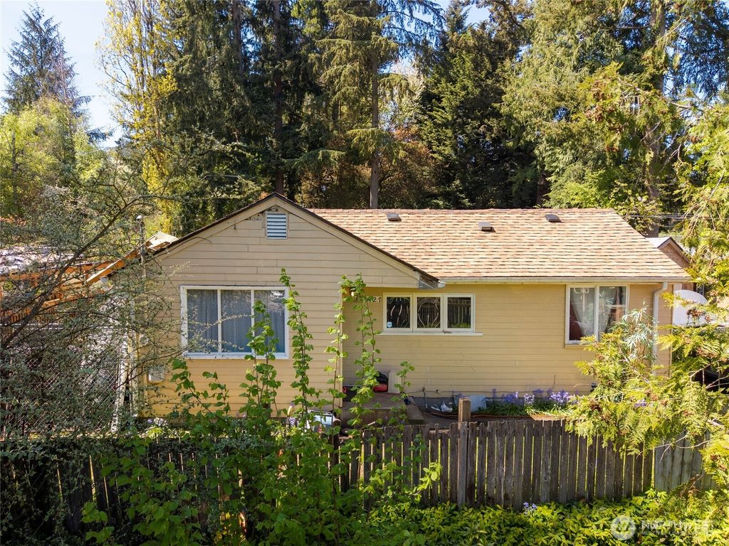 Photo of 17427 10th Avenue NE, Shoreline, WA 98155 (MLS # 2512460)