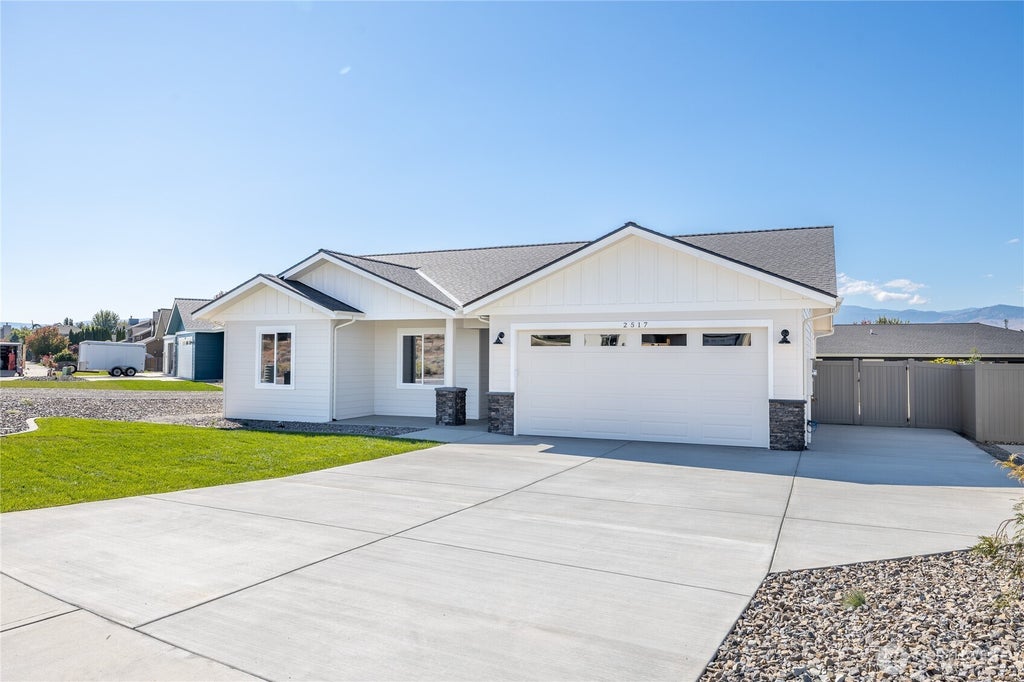 Photo of 2517 Plateau Drive, East Wenatchee, WA 98802 (MLS # 2584886)