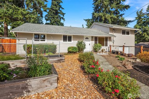Photo of 1901 192nd Place SW, Lynnwood, WA 98036 (MLS # 2435201)