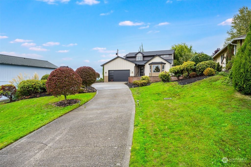 Photo of 6909 54th Pl NE Pl, Marysville, WA 98270 (MLS # 2172611)