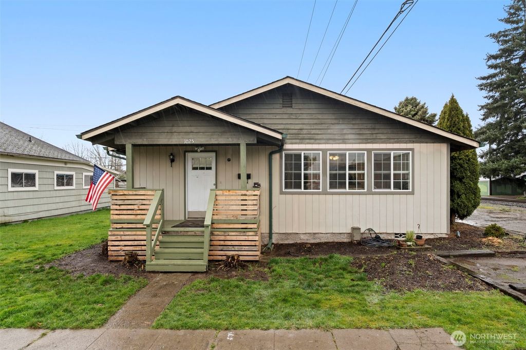 Photo of 1025 E St St, Centralia, WA 98531 (MLS # 2481193)