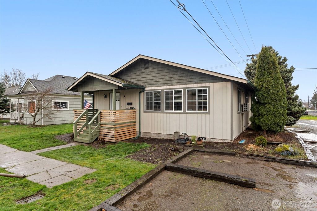 Photo of 1025 E St St, Centralia, WA 98531 (MLS # 2481193)