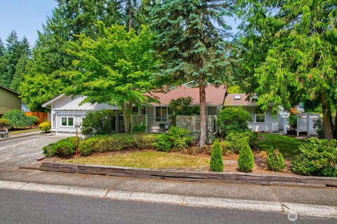 Photo of 11914 NE 148th Street, Kirkland, WA 98034 (MLS # 2545199)