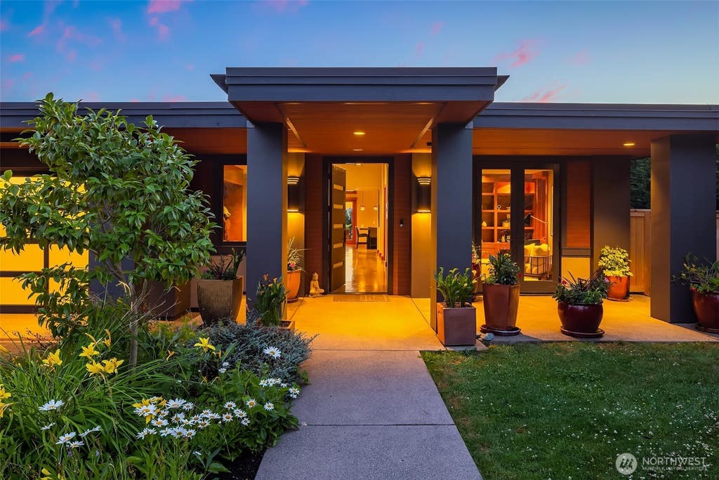 Photo of 5805 104th Avenue NE, Kirkland, WA 98033 (MLS # 2561466)