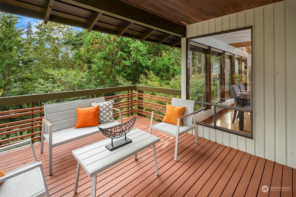 Photo of 9550 SE 43rd Street, Mercer Island, WA 98040 (MLS # 2038367)