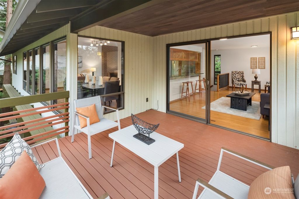 Photo of 9550 SE 43rd Street, Mercer Island, WA 98040 (MLS # 2038367)
