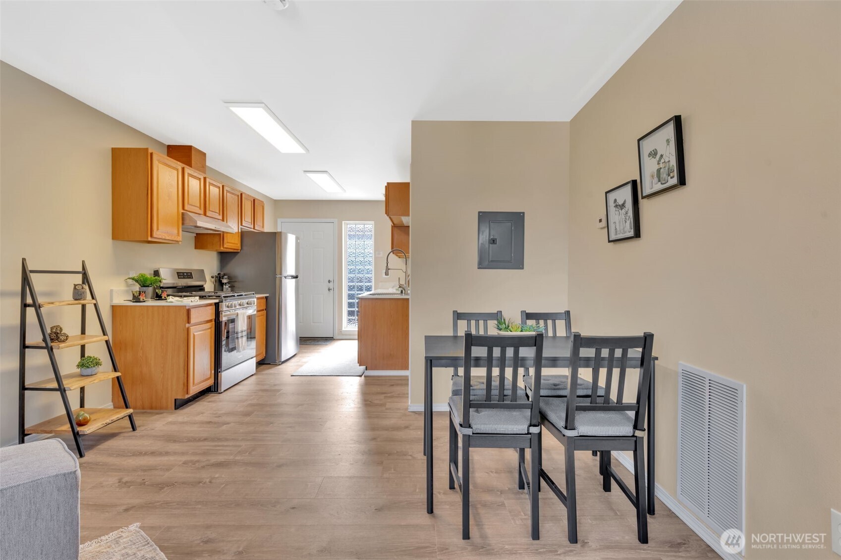 Seattle, Washington 98106, United States, 3 Bedrooms Bedrooms, ,2 BathroomsBathrooms,Residential,Active,96910