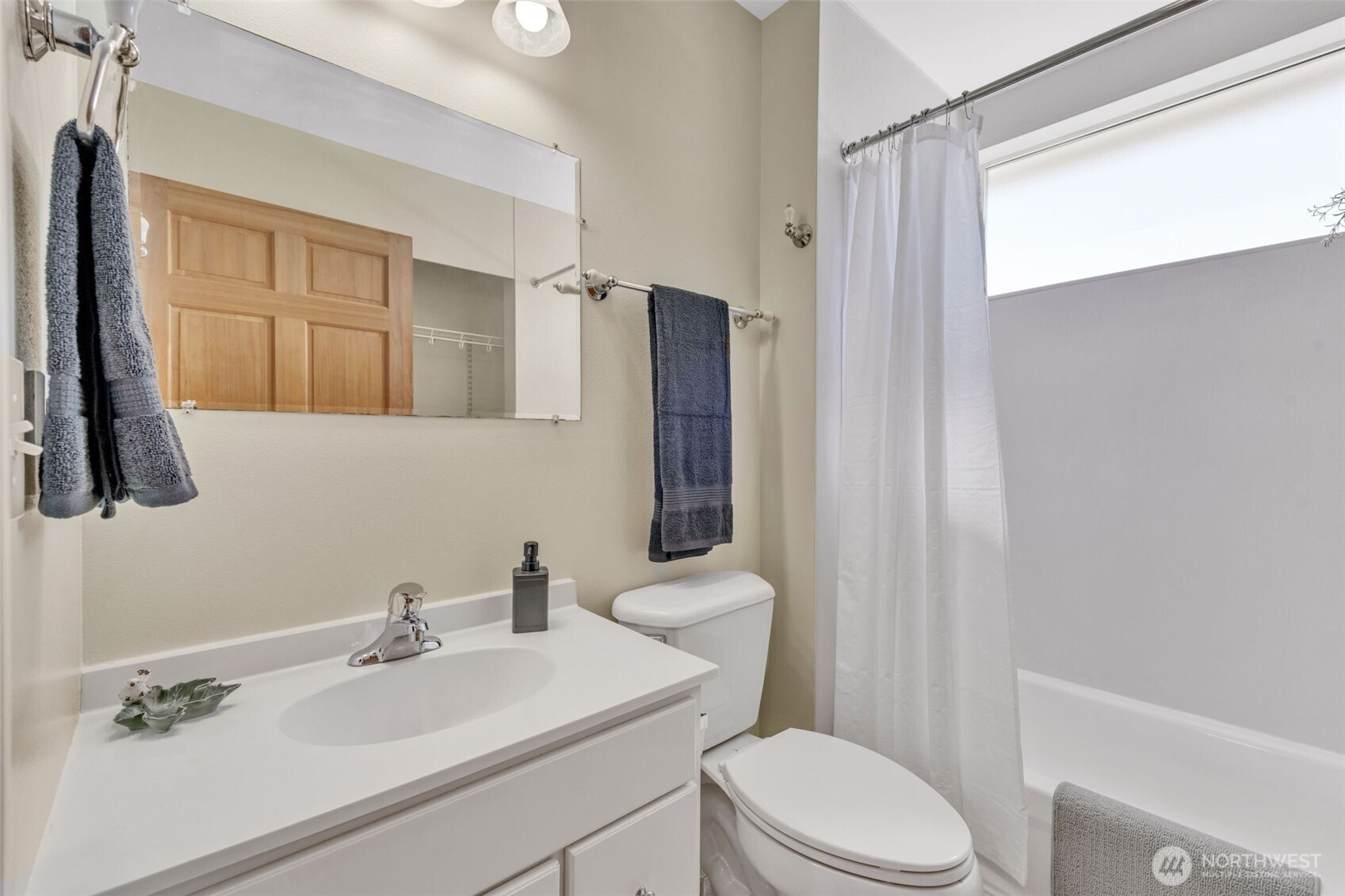 Seattle, Washington 98106, United States, 3 Bedrooms Bedrooms, ,2 BathroomsBathrooms,Residential,Active,96910