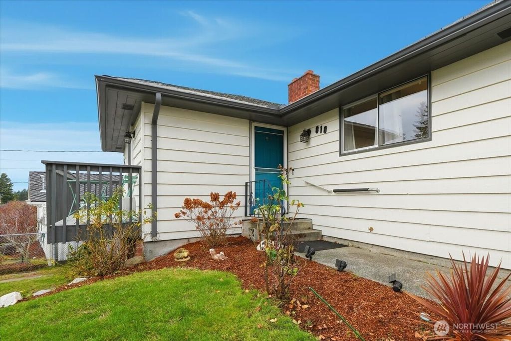 Photo of 818 SW 120th Street, Seattle, WA 98146 (MLS # 2458428)