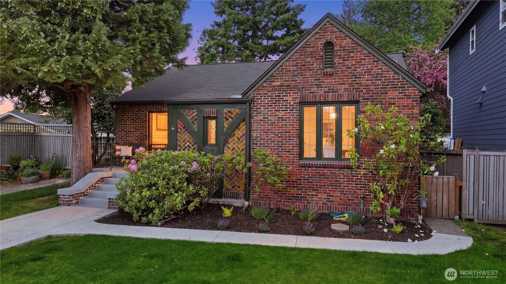 Photo of 7550 21st Avenue NE, Seattle, WA 98115 (MLS # 2525156)