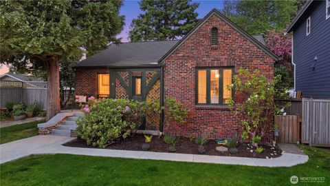 Photo of 7550 21st Avenue NE, Seattle, WA 98115 (MLS # 2525156)