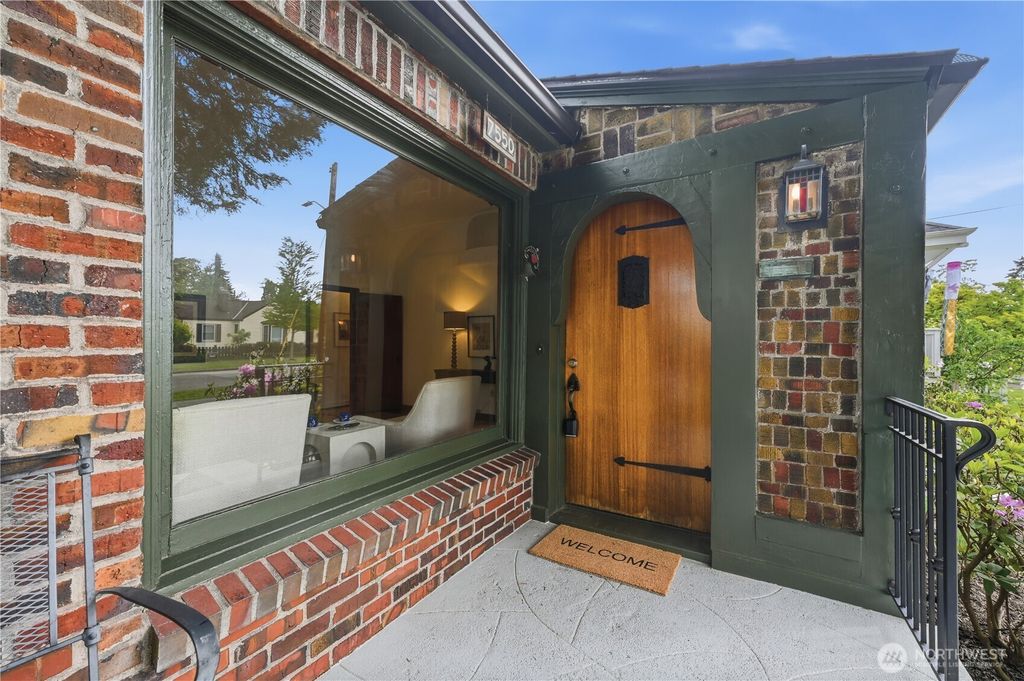 Photo of 7550 21st Avenue NE, Seattle, WA 98115 (MLS # 2525156)