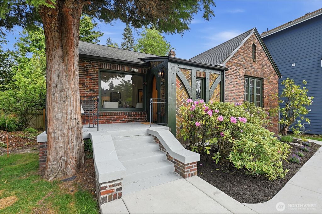 Photo of 7550 21st Avenue NE, Seattle, WA 98115 (MLS # 2525156)