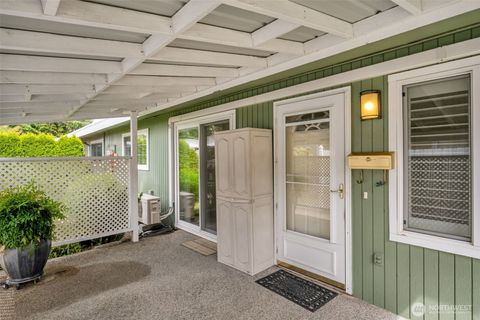 Photo of 329 7th Place SE #4, Puyallup, WA 98372 (MLS # 2403242)
