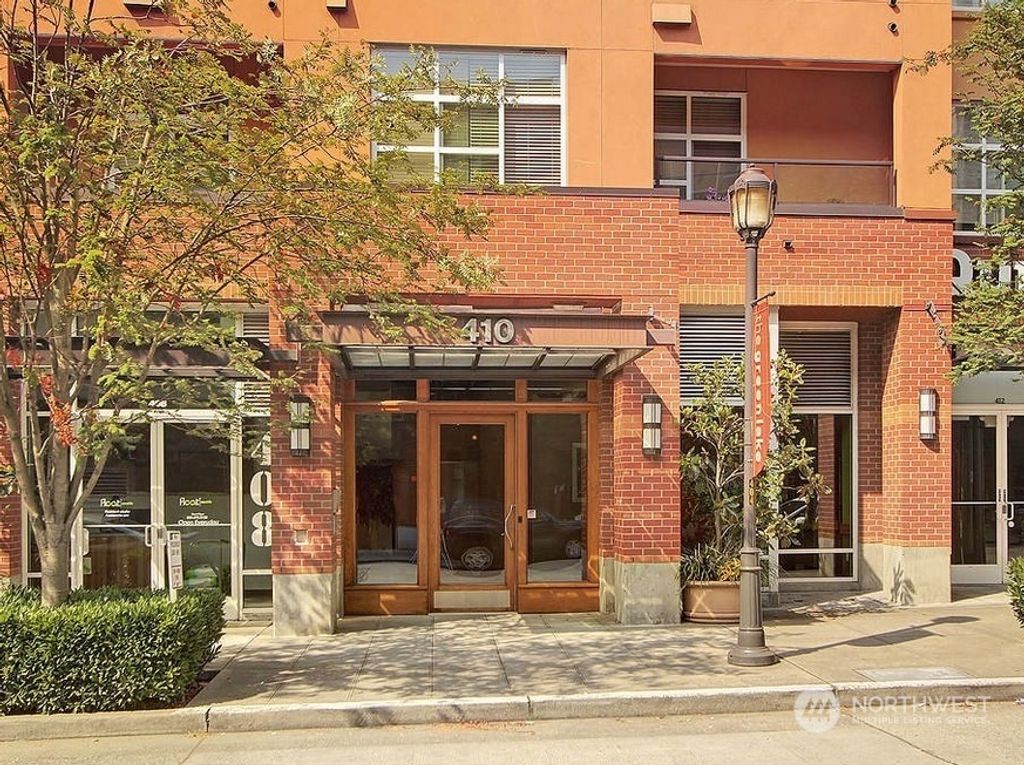 Photo of 410 NE 70th Street #605, Seattle, WA 98115 (MLS # 2178339)