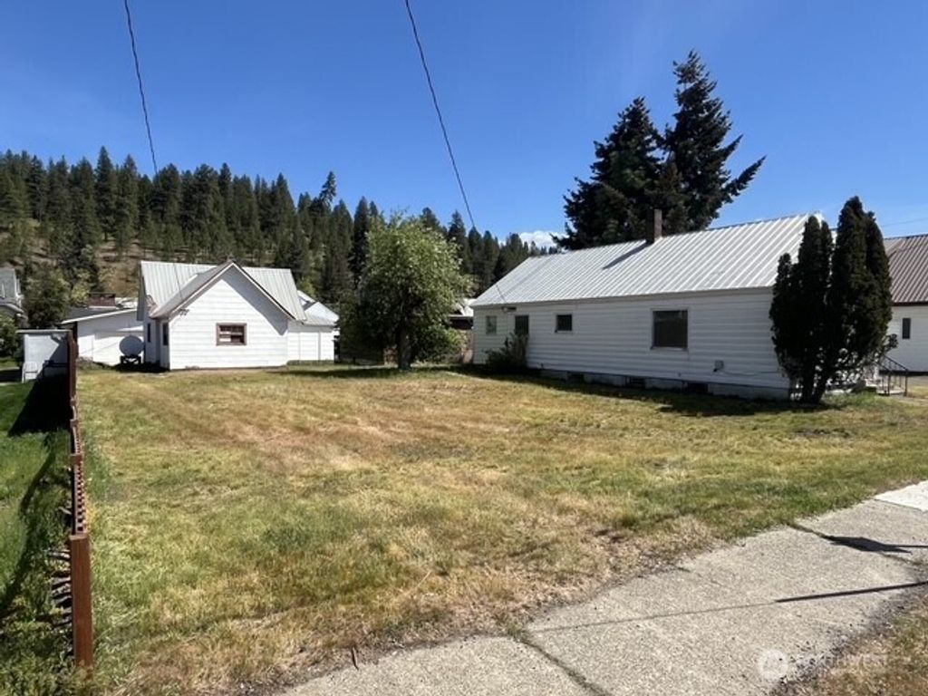Photo of 305 E Second Street, Cle Elum, WA 98922 (MLS # 2505992)