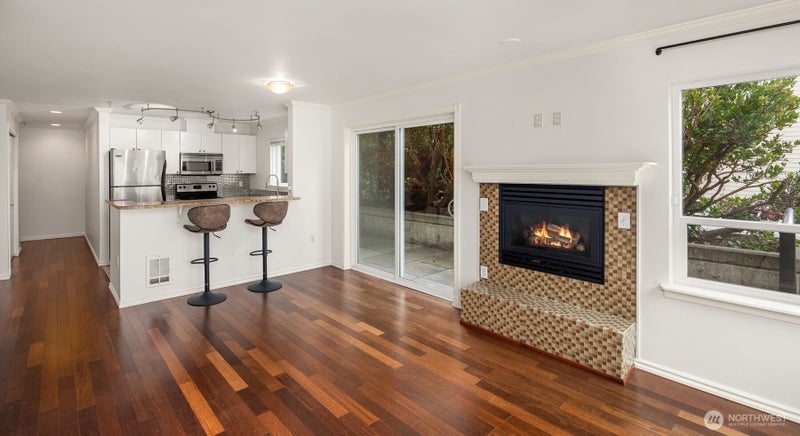 323 Queen Anne Avenue N 202