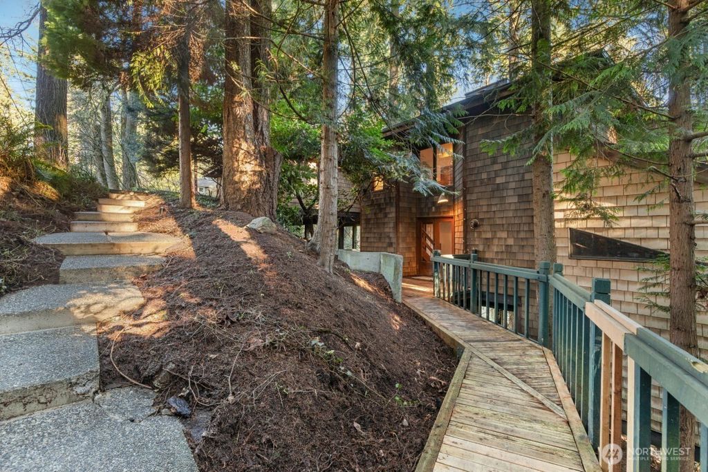 Photo of 4820 91st Avenue SE, Mercer Island, WA 98040 (MLS # 2471613)