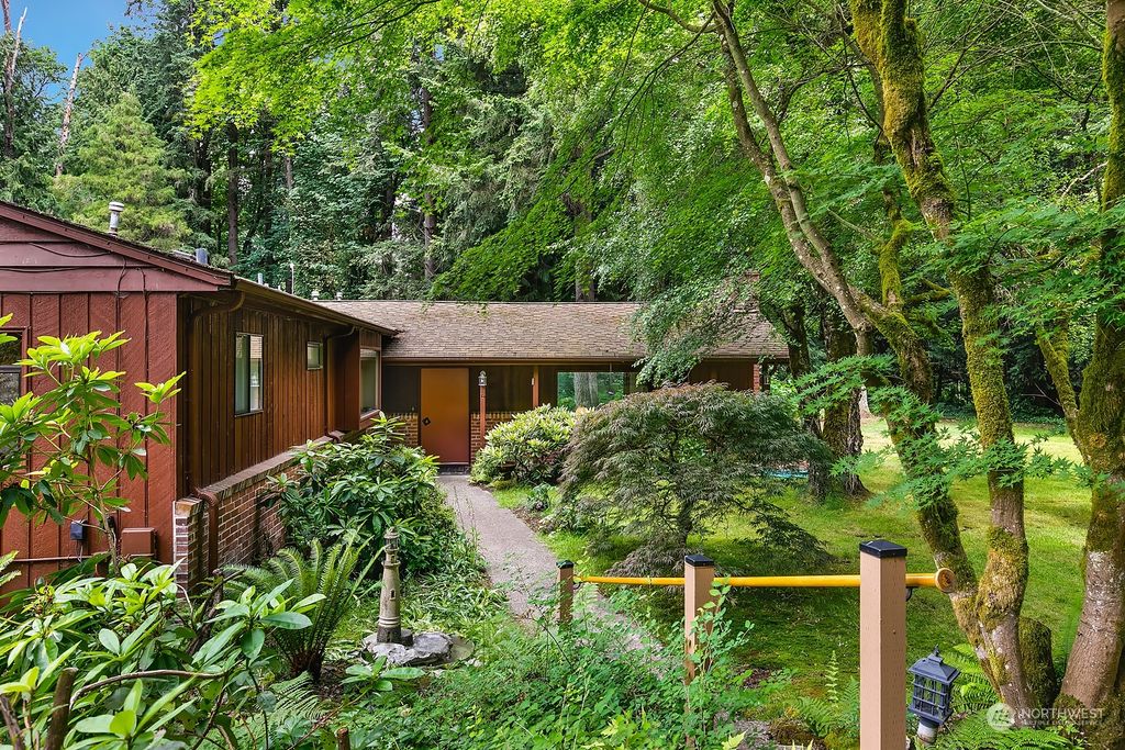 Photo of 17230 28th Avenue NE, Lake Forest Park, WA 98155 (MLS # 2125605)