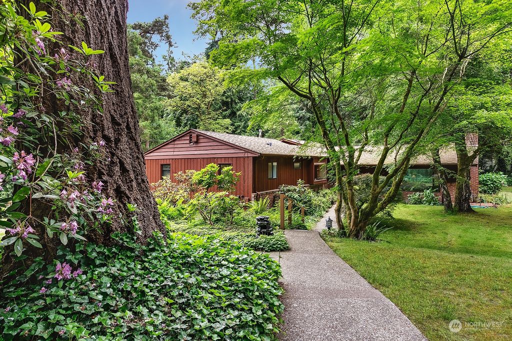 Photo of 17230 28th Avenue NE, Lake Forest Park, WA 98155 (MLS # 2125605)