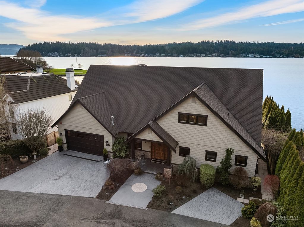 Photo of 3801 E Lake Sammamish Parkway NE, Sammamish, WA 98074 (MLS # 2192964)