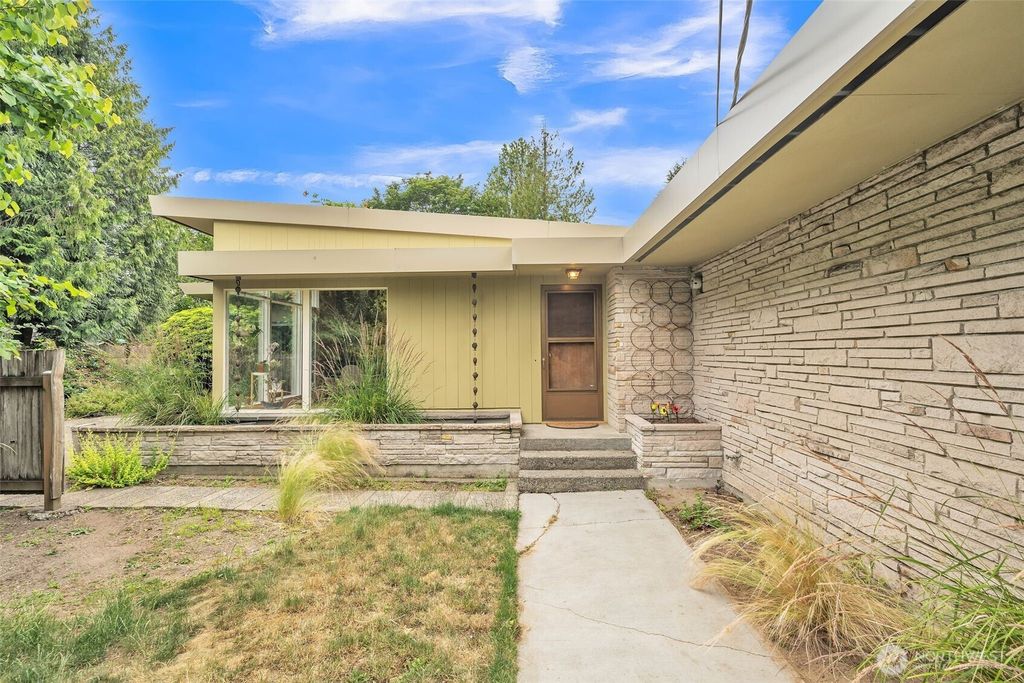Photo of 11521 Corliss Avenue N, Seattle, WA 98133 (MLS # 2414433)