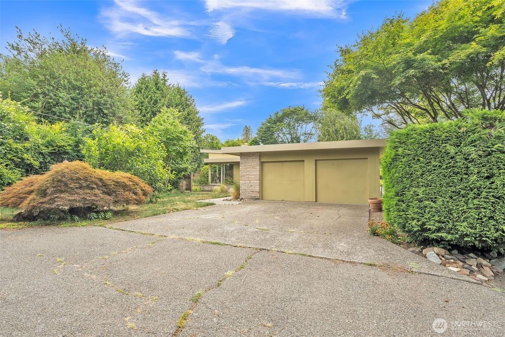 Photo of 11521 Corliss Avenue N, Seattle, WA 98133 (MLS # 2414433)