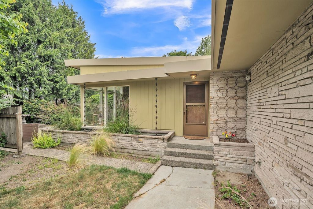 Photo of 11521 Corliss Avenue N, Seattle, WA 98133 (MLS # 2414433)