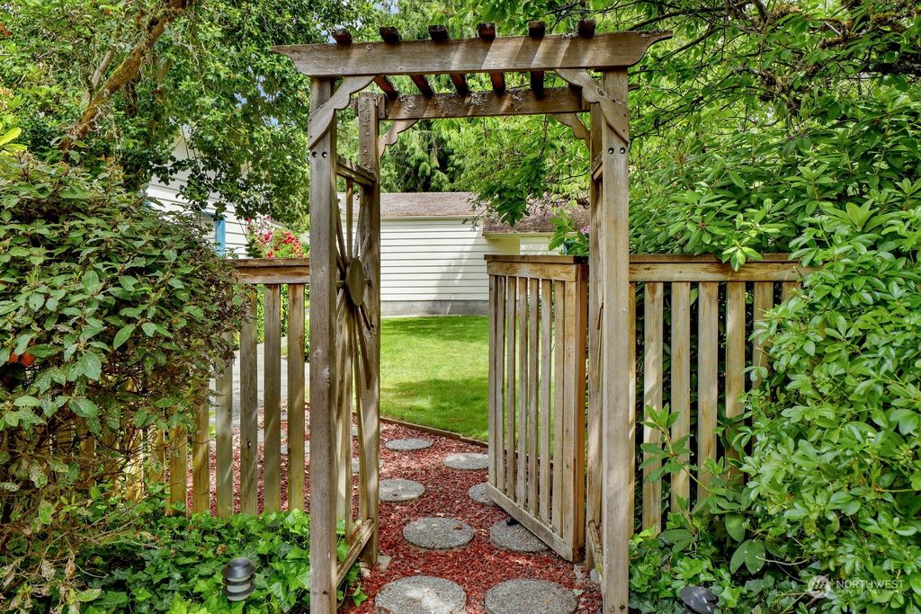 Photo of 16918 70th Avenue NE, Kenmore, WA 98028 (MLS # 2101957)