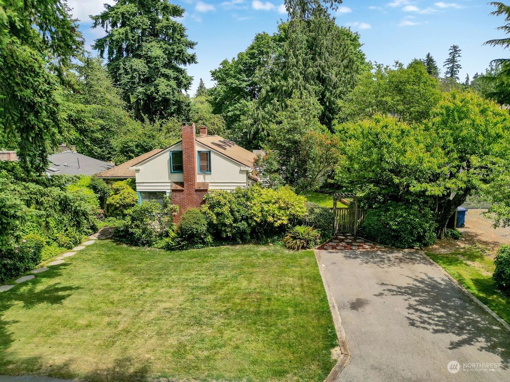 Photo of 16918 70th Avenue NE, Kenmore, WA 98028 (MLS # 2101957)