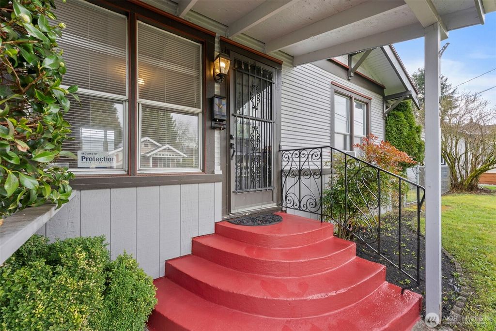 Photo of 421 2nd Street NW, Puyallup, WA 98371 (MLS # 2488573)