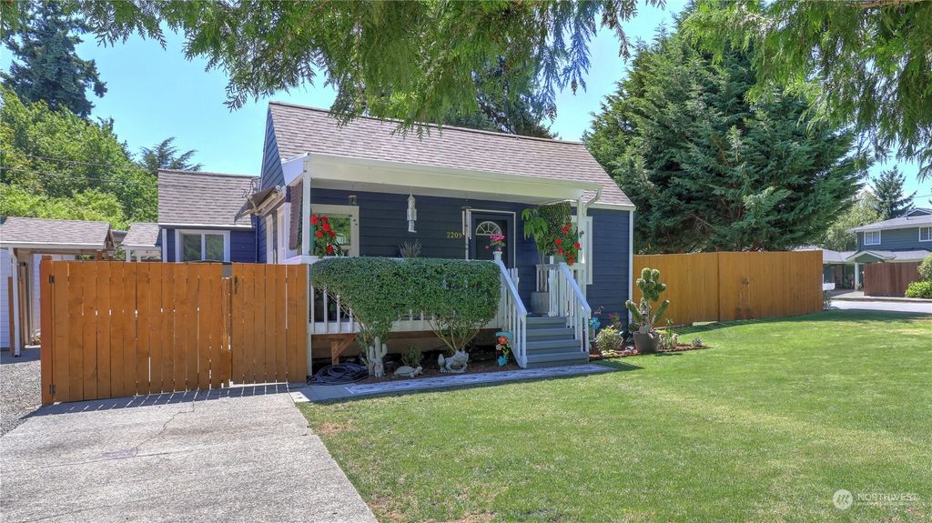 Photo of 2209 NE 20th Street, Renton, WA 98056 (MLS # 2140586)