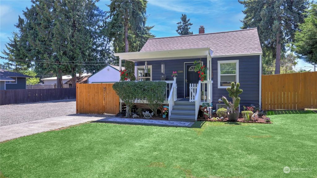 Photo of 2209 NE 20th Street, Renton, WA 98056 (MLS # 2140586)